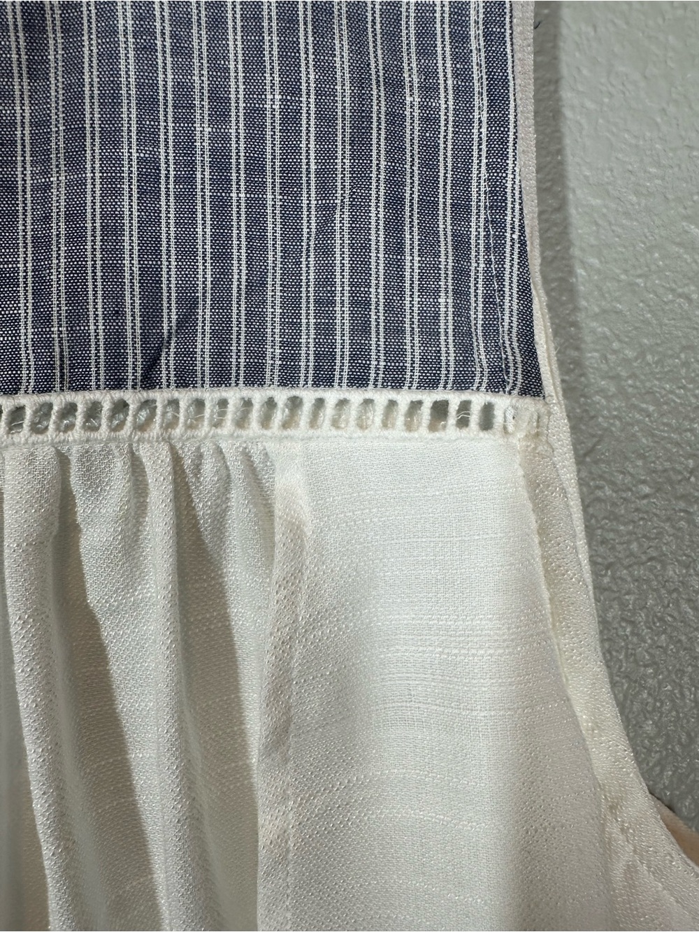 DOE & RAE Women's Medium Sleeveless White Gauze Tunic with Blue Stripe Yoke - Picture 4 of 10
